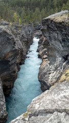 Felsen mit blauem Wasser Ridderspranget Norwegen im Sommer Herbst