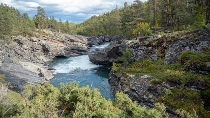 Felsen mit blauem Wasser Ridderspranget Norwegen im Sommer Herbst