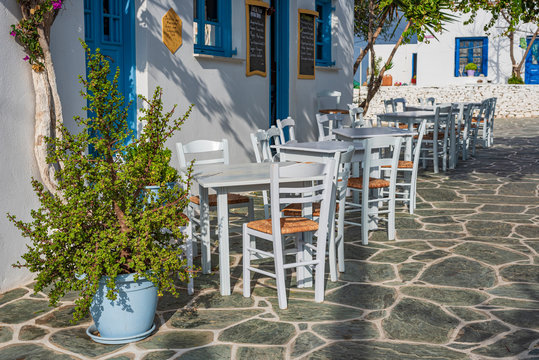 Tradizionale taverna Greca nel villaggio di Chora, isola di Folegandros	