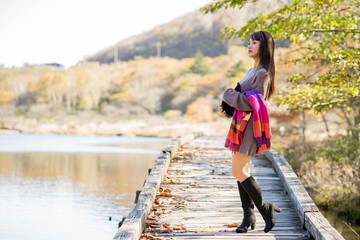 紅葉と湖と女性