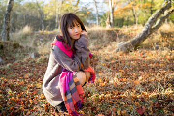 紅葉と女性