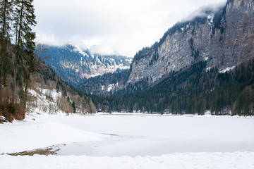 Lac de Montriond sous la neige