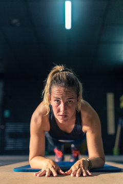 A blonde woman doing exercises at a gym