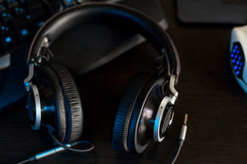 Fototapeta na wymiar Black headphones hifi on desk audiophile
