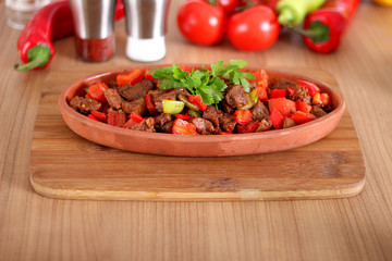 Feed the meat  and tomatoes in the pottery