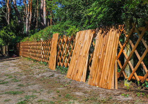 Zaunbau Montage Traditioneller Holz Gartenzaun J&auml;gerzaun Grundst&uuml;ck holzzaun Umz&auml;unung Zaunlatten Aufbau Aufstellung Zusammenbau errichtung neubau Bestellung Lieferung Anlieferung Latten Zaunmontage