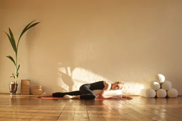 Foto op Plexiglas Vrouw die herstellende yoga beoefent in een prachtige studio © merla