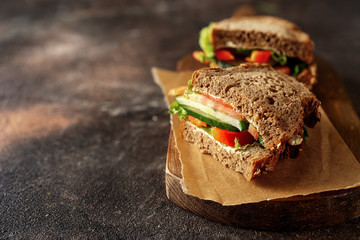 Zubereitete vegane Sandwiches auf dunklem rustikalem Hintergrund