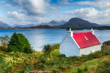 A pretty croft with a red roof looking out over Loch Shieldaig - obrazy, fototapety, plakaty