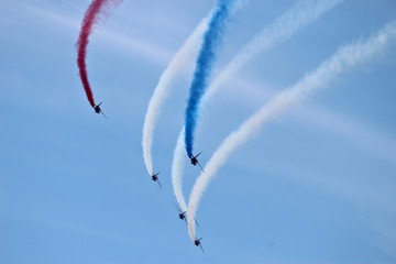 Patrouille de france dans le ciel bleu formation militaire 