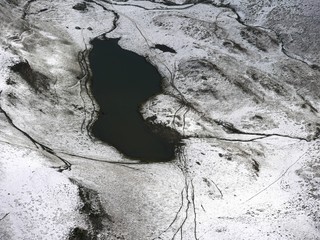 Gors plan sur lac d'Arizes sous la neige vue du Pic du Midi