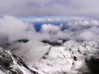 Fototapeta na wymiar Neige sur la vallée de Bagnères de Bigorre au sommet du Pic du Midi dans les Pyrénées françaises