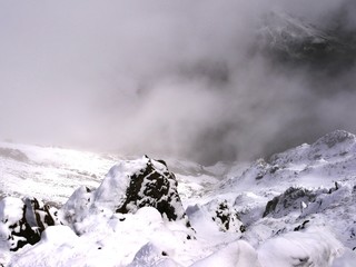 Fototapeta na wymiar Neige au sommet du Pic du Midi dans les Pyrénées françaises
