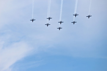 Patrouille de france dans le ciel bleu formation militaire 
