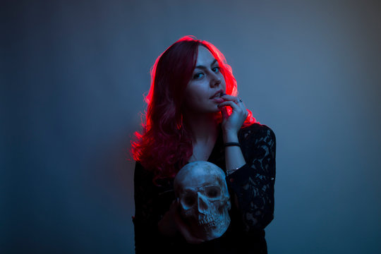  gothic girl with a skull