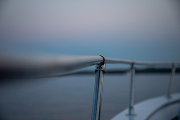 Reling auf Schiff mit Meer im Hintergrund