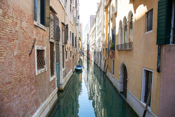 Fototapeta na wymiar Kleiner Kanal in Venedig mit Häusern und Boot