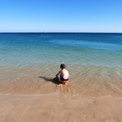 Enfant en bord de mer