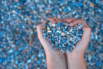 Herz aus kleinen Steinen