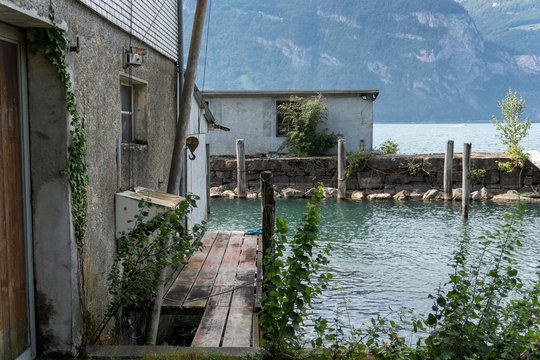 Altes Fischerhaus mit Steg am Luzernersee in der Stadt Fl&uuml;ehlen des Kanton Uri. Sehr alt und unber&uuml;hrt. 