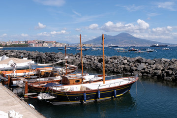 Port de plaisance de Mergellina à Naples en Italie avec le Vésuve au second plan