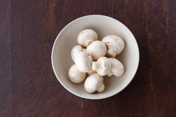 陶器の器に入った白いマッシュルーム