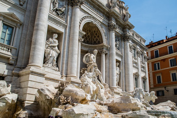 Fototapeta na wymiar Fonte de Trevi, uma das fontes mais famosas de Roma, com vista parcial da bela obra de mármore, com sua superstição de jogar uma moeda para retornar à fonte novamente, Roma Italia