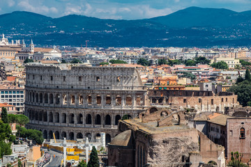 Coliseu de Roma uma obra de arquitetura e engenharia que encanta até os dias de hoje, visitado por minhalres de pessoas todos os anos. Roma, Italia