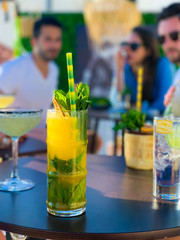 Cocktails in einer Beachbar auf Paros, Kykladen