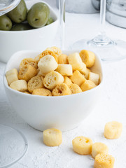 Crostini croccanti per aperitivo su tavola apparecchiata