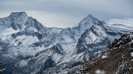 Obraz na płótnie Canvas Hiking he berg lake trial in fall with fresh snow