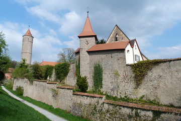 Fototapeta na wymiar Hohe Stadtmauer mit Zwinger und Türmen in Dinkelsbühl