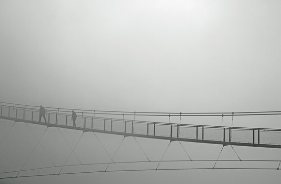Im Nebel über die Hängebrücke