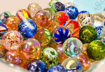 Fototapeta na wymiar Brightly colored marbles in different shades and pattern