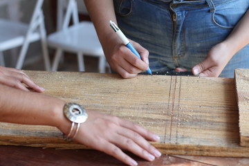 Obraz na płótnie Canvas Mulheres trabalhando com madeira e design