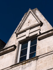 Fototapeta na wymiar Fenêtre ancienne à La Rochelle