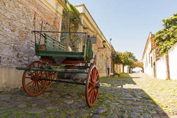 Obraz premium Horse carriage in the Street of Sighs, in the historic center, a World Heritage Site by Unesco in 1995. The houses are from the 18th century. Uruguayan city of Colonia del Sacramento