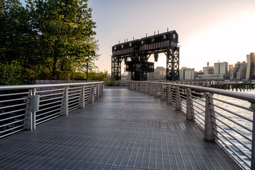 Fototapeta premium Long Island City Gantry sign and Manhattan midtwon skyline in front of east river