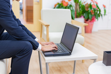 ビジネスイメージ　パソコン操作　座る