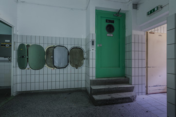 oeffnungen in einer wand in einem krankenhaus