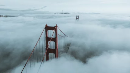 Photo sur Plexiglas Pont du Golden Gate Golden Gate Bridge in the fog