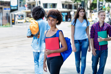 Studentin wartet auf Bus zur Uni