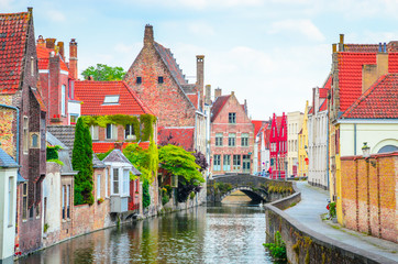Prachtige grachten en traditionele huizen in de oude binnenstad van Brugge (Brugge), België