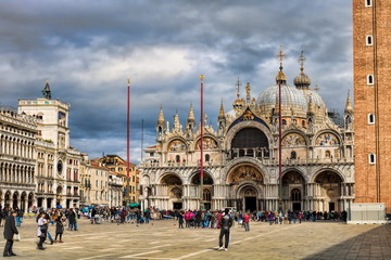Obraz premium markusplatz mit dom und campanile in venedig, italien