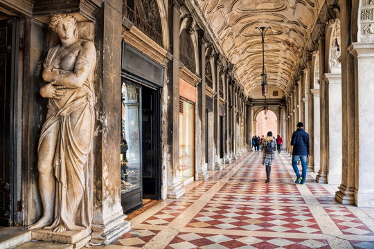 arkaden an der piazzetta di san marco in venedig, italien