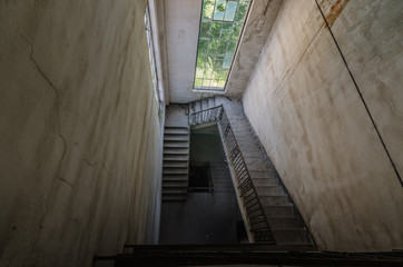 hohes stiegenhaus und viele stufen in einem umschaltwerk