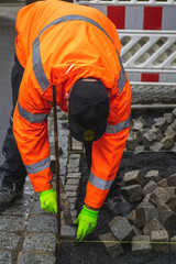 Bauarbeiter beim Granit Steine verlegen