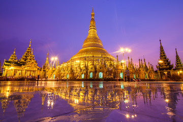 amazing sunrise at shwedagon pagoda in yangon, myanmar - obrazy, fototapety, plakaty