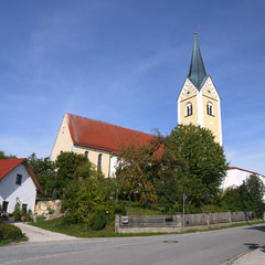 Fototapeta na wymiar Kirche im Dorf