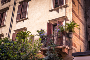 Fototapeta na wymiar Balkon mit offenen Fensterläden in Verona Italien